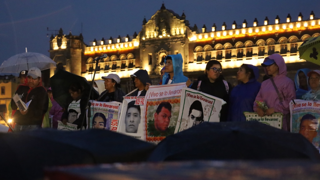 Padres de los 43 de Ayotzinapa marchan en CDMX – Periodico Palacio