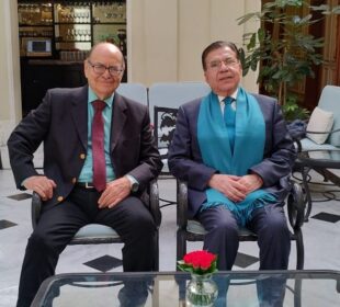 Maestro Raúl Gómez, presidente del Instituto de Ciencias y Humanidades (izq) con el Doctor Luis Miguel Martínez Anzures, presidente del INAP